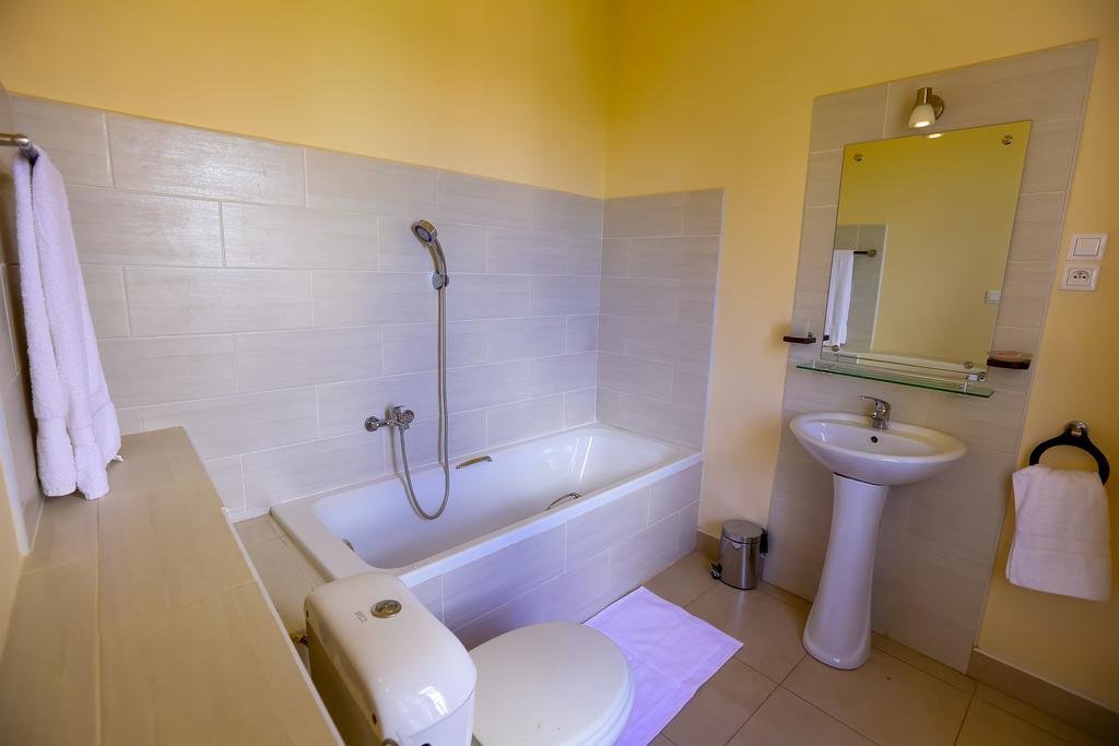 Le Lotus Bleu Hotel Antananarivo Szoba fotó